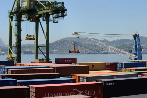 Balança comercial tem superávit de US$ 7,4 bilhões em agosto