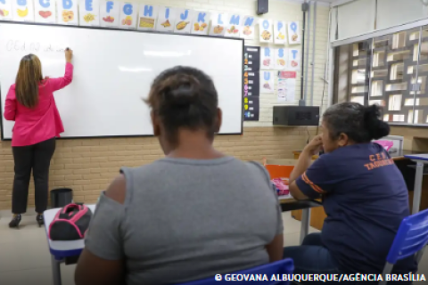 Alfabetização de adultos pode aumentar renda em até 16%, aponta estudo