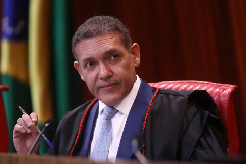 Nunes Marques toma posse na presidência do TSE e vai comandar eleições