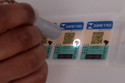 Selos antigos do Inmetro para capacete, extintor e GNV vencem em março
