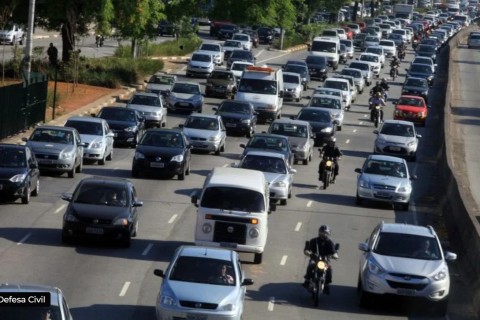 Motoristas devem redobrar cuidados ao dirigir na chuva; confira dicas