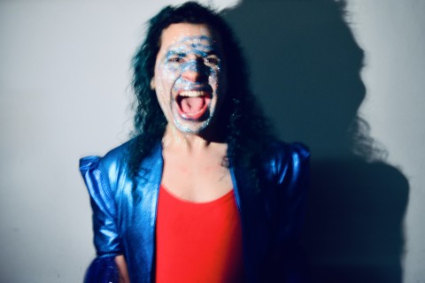 Em novo single de rock pop, Alexys Agosto canta o desejo por liberdade