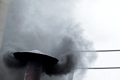 Conclave: a primeira fumaça é preta
