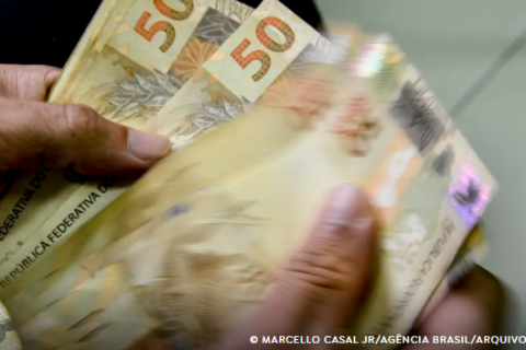 Aposentados do INSS que ganham mais que o mínimo começam a receber 13º