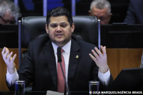 Alcolumbre lê requerimento que cria CPMI sobre fraudes no INSS