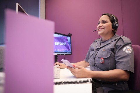 Policiais ajudam mulheres após superarem violência em SP