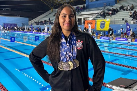 Nadadora andradinense Julia Naomi conquista sete medalhas em Santo André