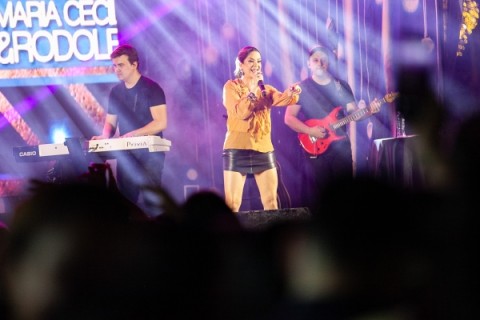 Dupla sertaneja Maria Cecília e Rodolfo levou grande público a praça Moura Andrade